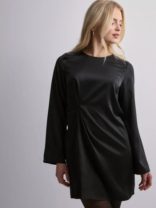 Pieces - Langærmede kjoler - Black - Pcnorella Ls Short Dress D2D - Kjoler - Long sleeved dresses