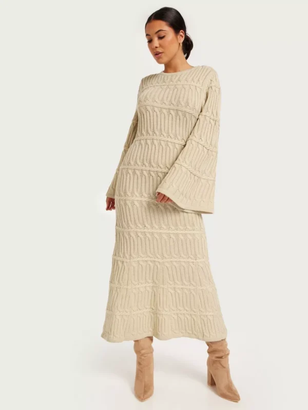 By Malina - Strikkjoler - Beige - Elinne cable knitted maxi dress - Kjoler