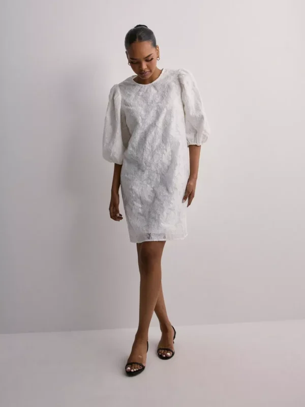 Neo Noir - Festkjoler - White - Limba Brocade Dress - Kjoler